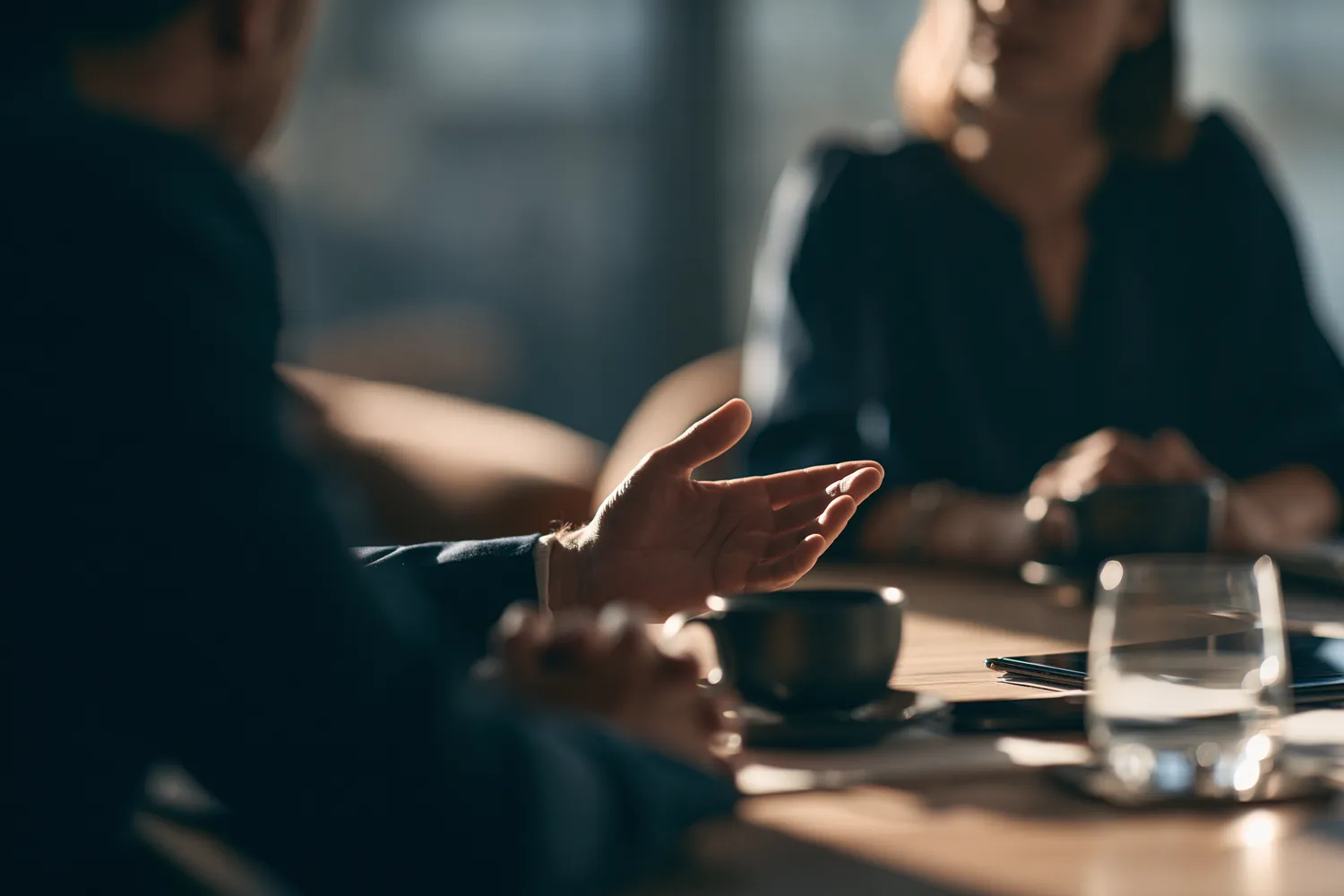 Consultores en sesión de trabajo